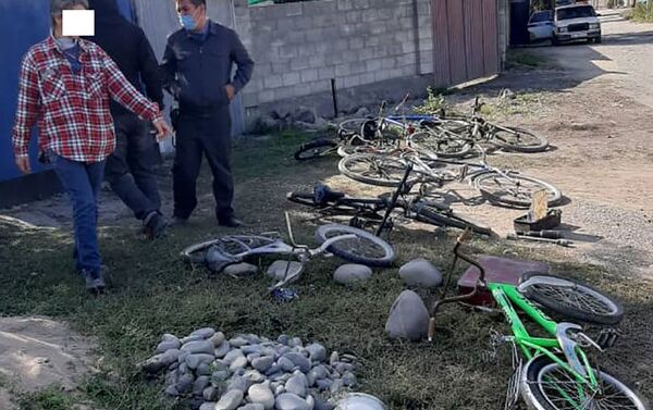 7 октября в ОВД Чуйского района с заявлением обратилась 32-летняя женщина, она просила принять меры в отношении неизвестных, которые со двора дома в селе Чуй похитили велосипед стоимостью девять тысяч сомов - Sputnik Кыргызстан