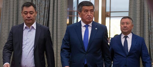 Избранный президент КР Садыр Жапаров и экс-глава государства Сооронбай Жээнбеков. Архивное фото - Sputnik Кыргызстан