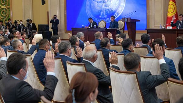 Депутаты ЖК на внеочередном заседании Жогорку Кенеша в госрезиденции Ала-Арча - Sputnik Кыргызстан