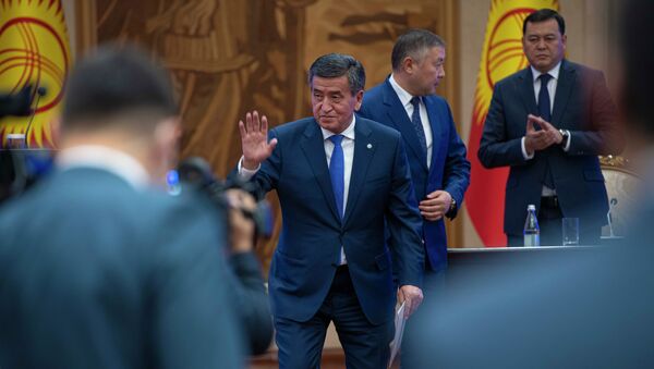 Бешинчи президент кантип кетти. Жээнбековдун отставкасынан сүрөт түрмөк - Sputnik Кыргызстан