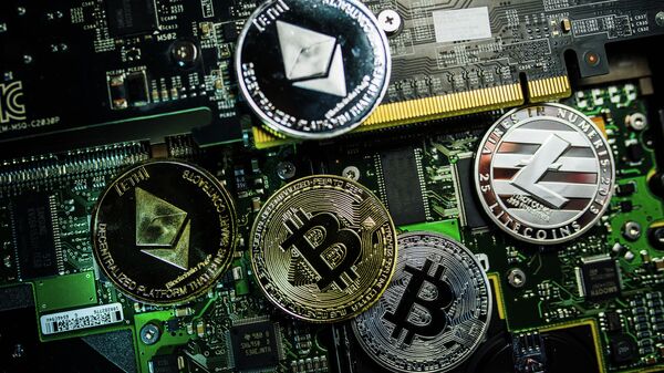 Сувенирные монеты с логотипами криптовалют Bitcoin, Litecoin и Ethereum. Архивное фото - Sputnik Кыргызстан