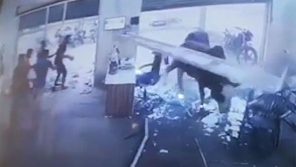 Быки снесли витрину спортзала, сойдясь в схватке, — видео из Индии - Sputnik Кыргызстан