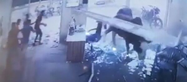 Быки снесли витрину спортзала, сойдясь в схватке, — видео из Индии Быки снесли витрину спортзала, сойдясь в схватке, — видео из Индии - Sputnik Кыргызстан