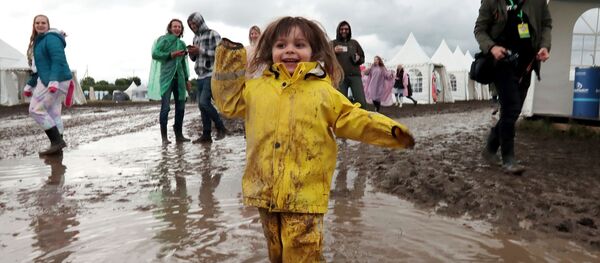 Девочка играет в луже. Архивное фото - Sputnik Кыргызстан