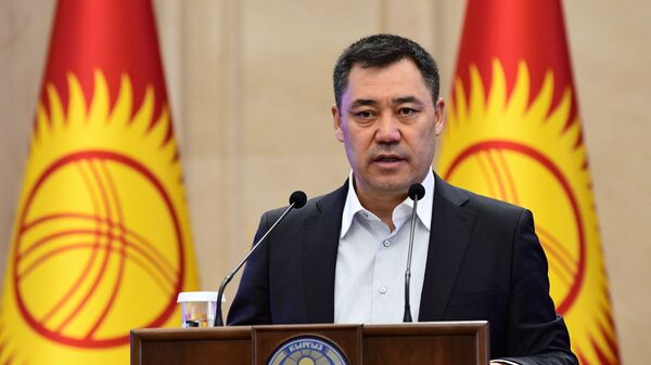 Премьер-министр Садыр Жапаров выступает на внеочередном заседании парламента в государственной резиденции Ала-Арча в Бишкеке - Sputnik Кыргызстан