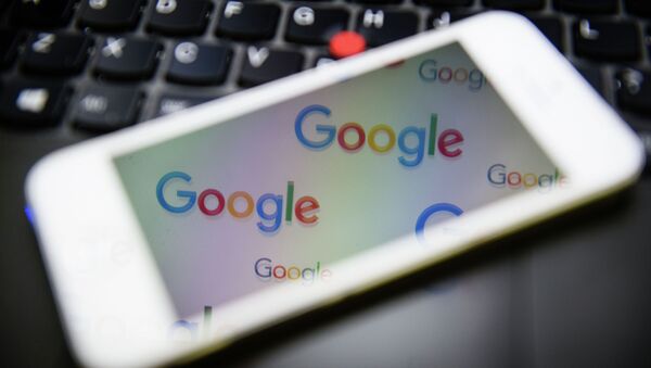 Логотип поисковой системы Google на экране телефона. Архивное фото - Sputnik Кыргызстан