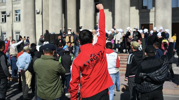 Өкмөт үйүнүн алдындагы митингдин катышуучулары. Архив - Sputnik Кыргызстан