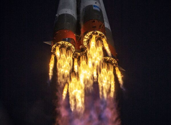 Запуск РН Союз-2-1а с кораблем Союз МС-17 с космодрома Байконур  - Sputnik Кыргызстан