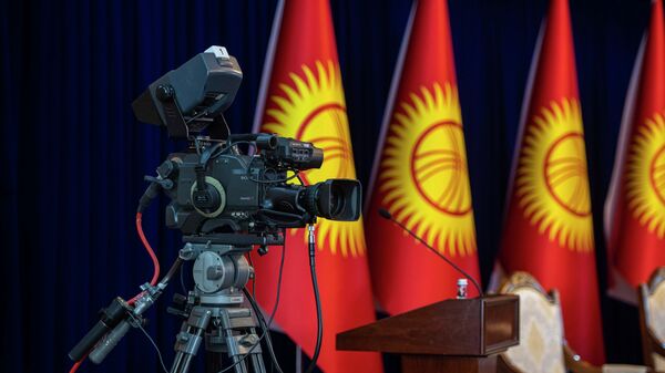 Кыргызстандын желегинин фонунда жайгашкан камера. Архивдик сүрөт - Sputnik Кыргызстан