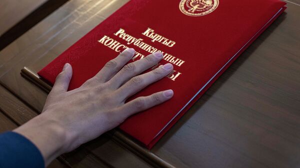 Чиновник приносит присягу. Архивное фото - Sputnik Кыргызстан
