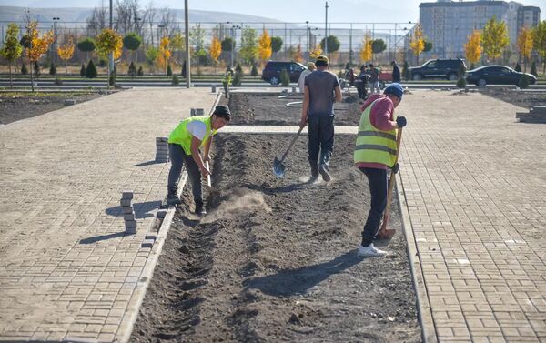 Уже завершены земляные работы, подготовлено основание для тротуаров, спортивных площадок и парковки. - Sputnik Кыргызстан