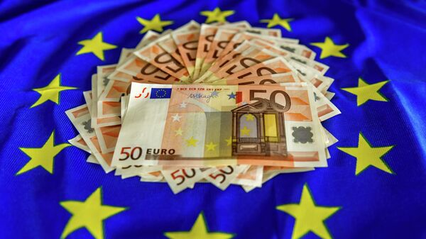 Банкноты евро на фоне флага Евросоюза. Иллюстративное фото - Sputnik Кыргызстан
