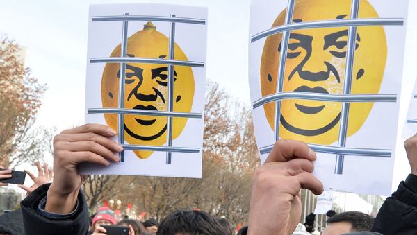 Протестующие держат фотографии во время митинга против коррупция в Бишкеке. Архивное фото - Sputnik Кыргызстан
