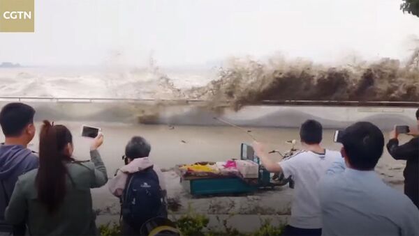 Свирепые волны приводят людей в восторг — видео о развлечении китайцев - Sputnik Кыргызстан