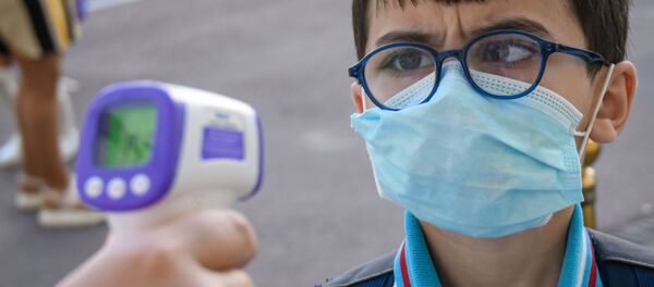 Медайым баланын температурасын өлчөп жатат. Архив - Sputnik Кыргызстан