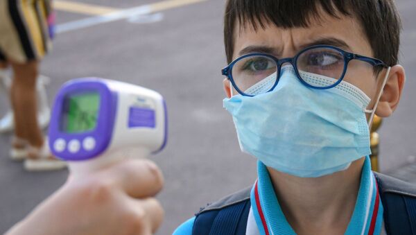 Медсестра измеряет температуру мальчику. Архивное фото - Sputnik Кыргызстан