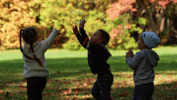Дети играют в парке - Sputnik Кыргызстан