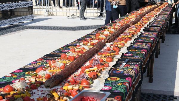 В Ташкенте приготовили 10-метровый шашлык — видео - Sputnik Кыргызстан
