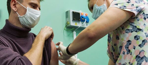 Бейтапка коронавируска каршы вакцина колдонуп жатат. Архив Бейтапка коронавируска каршы вакцина колдонуп жатат. Архив - Sputnik Кыргызстан