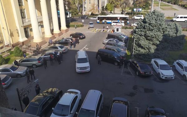 У здания мэрии Бишкека собрались люди, которые недовольны назначением Наримана Тюлеева на пост и.о. мэра, сообщает корреспондент Sputnik Кыргызстан - Sputnik Кыргызстан