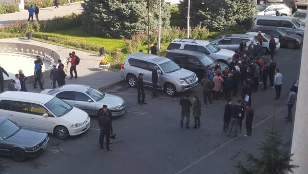 Недовольные назначением Наримана Тюлеева на пост и.о. мэра собрались у здания мэрии Бишкека - Sputnik Кыргызстан