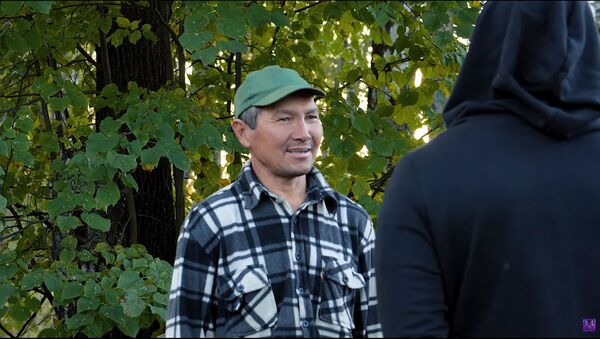 Жил в лесу под Москвой — блогер помог кыргызстанцу вернуться на родину. Видео - Sputnik Кыргызстан