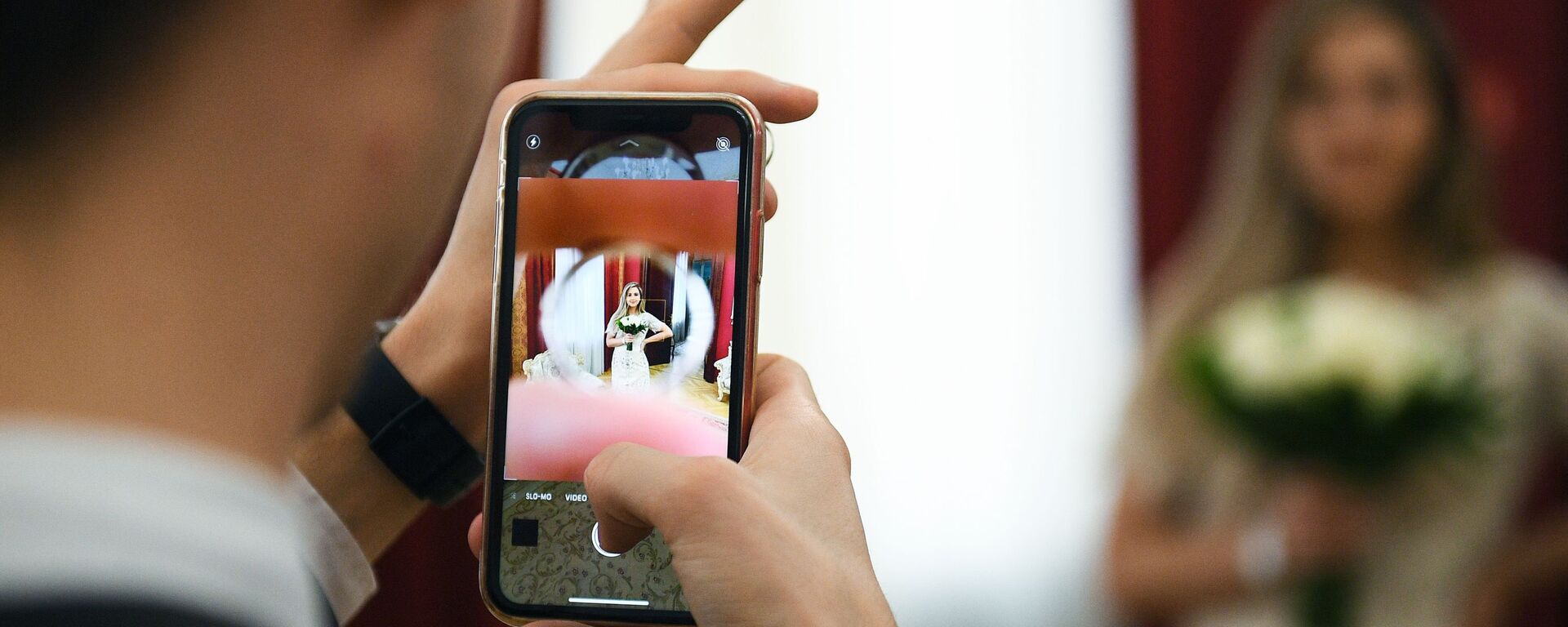 Съемка на телефон.  Архивное фото - Sputnik Кыргызстан, 1920, 25.10.2025