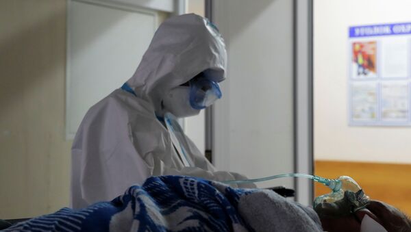 Медицинский работник перевозит пациента в городскую клиническую больницу. Архивное фото - Sputnik Кыргызстан