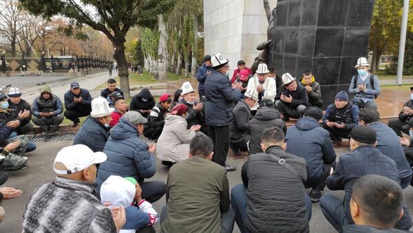 Поминальная молитва по погибшему Умутбеку Алтынбеку улуу на площади Ала-Тоо - Sputnik Кыргызстан