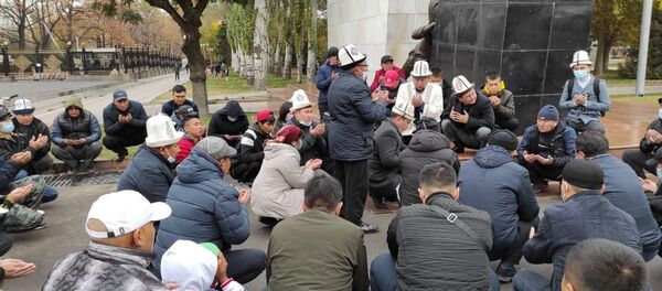 Поминальная молитва погибшему 19-летнему Умутбеку Алтынбеку улуу - Sputnik Кыргызстан