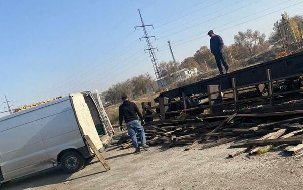 Отмечается, что должностные лица для извлечения выгоды незаконно распиливали вагоны, чтобы сдать их на металлолом - Sputnik Кыргызстан