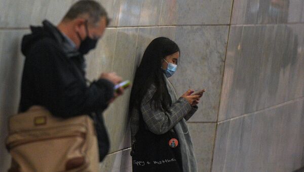 Девушка с телефоном. Архивное фото - Sputnik Кыргызстан