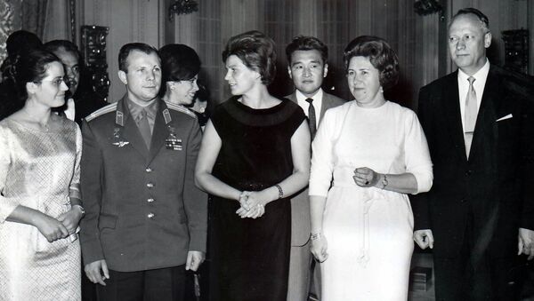 Посол Талгарбек Сарбанов (третий справа) с советскими космонавтами Юрием Гагариным и Валентиной Терешковой в Мехико. 1963 год - Sputnik Кыргызстан