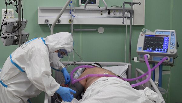 Медицинский работник и пациент в палате госпиталя COVID-19 - Sputnik Кыргызстан