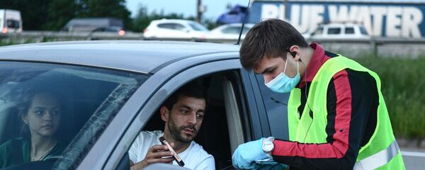 Парковщик во время работы. Архвное фото - Sputnik Кыргызстан