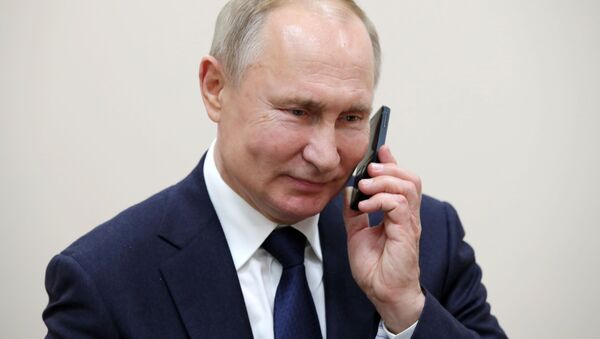 Президент РФ Владимир Путин во время разговора по телефону. Архивное фото - Sputnik Кыргызстан