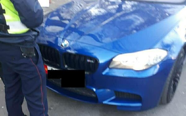 Сотрудники Управления патрульной службы милиции Бишкека задержали водителя автомобиля BMW X5, разъезжавшего по городу с подложным госномером - Sputnik Кыргызстан