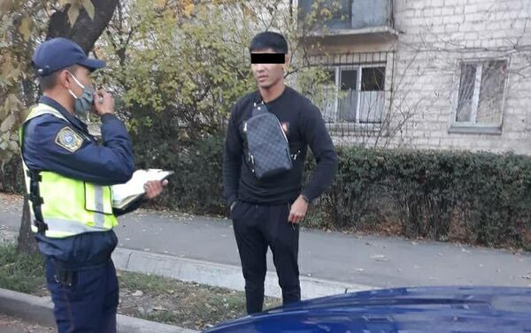 Инспекторы выявили машину на пересечении улиц Тыныстанова и Ахунбаева с помощью планшета - Sputnik Кыргызстан