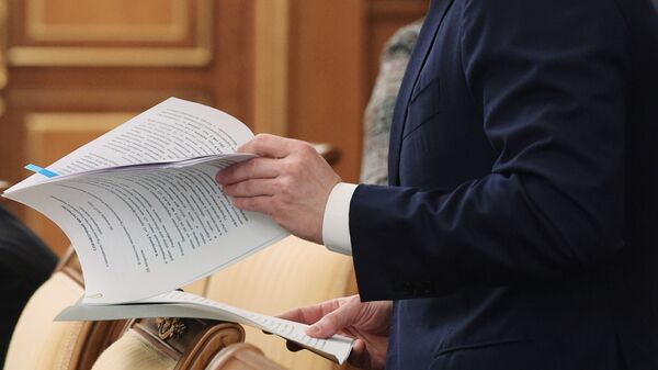 Чиновник пролистывает документ. Архивное фото - Sputnik Кыргызстан