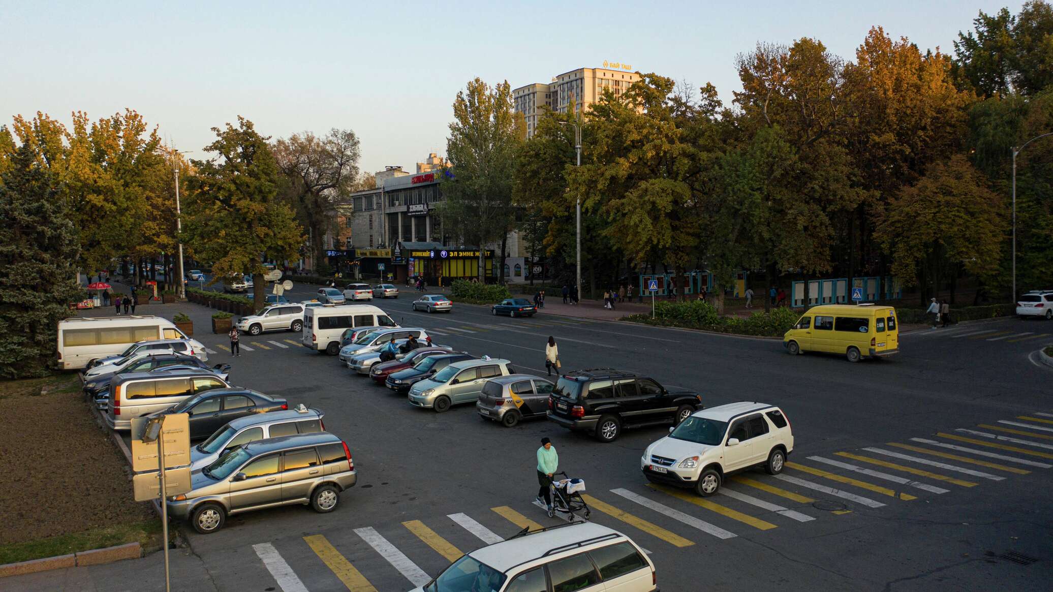 Точная погода в бишкеке. Припаркованный автомобиль. Кыргызстан Бишкек спальный район. Бишкек климат. Проспект 25 октября показать фото.