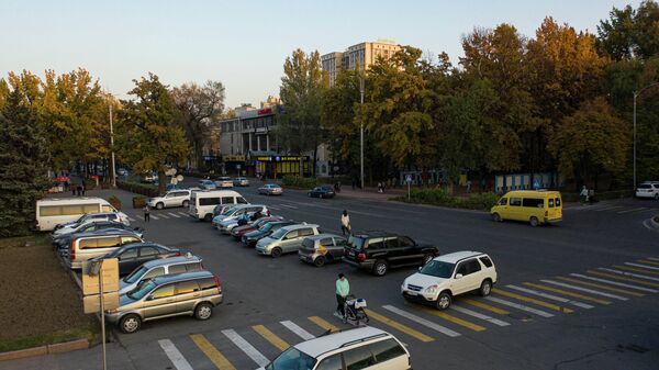 Припаркованные автомобили на проспекте Чуй в Бишкеке. Архивное фото - Sputnik Кыргызстан