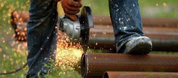 Установка водопроводной трубы в поселке Терновка в Крыму - Sputnik Кыргызстан