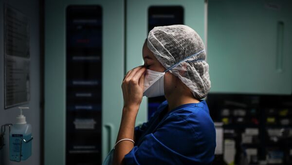 Медицинский работник во время работы в больнице - Sputnik Кыргызстан