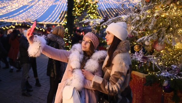 Девушки фотографируются на Манежной площади в Москве. Архивное фото - Sputnik Кыргызстан