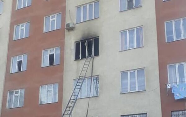 В Оше продолжается тушение пожара, вспыхнувшего на четвертом этаже многоквартирного дома - Sputnik Кыргызстан