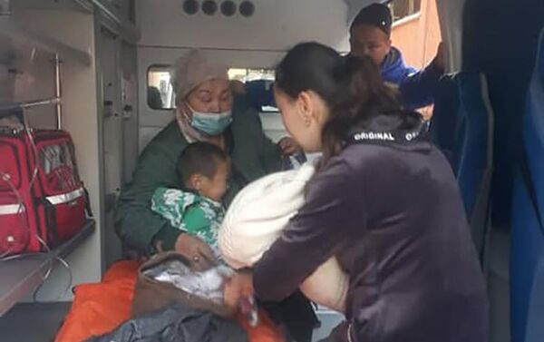 Өрт чыккан подъездде жашаган 60 адам куткаруучулар тарабынан эвакуацияланган - Sputnik Кыргызстан