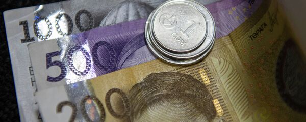 Сом банкноталардын үстүндө монеталар. Иллюстративдик сүрөт - Sputnik Кыргызстан