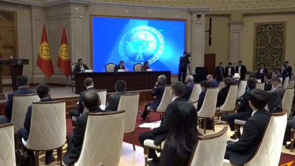 Өкмөт мүчөлөрү ант берүү үчүн парламентке келди. Түз эфир - Sputnik Кыргызстан