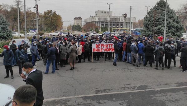 У мэрии Бишкека проходит митинг в поддержку уволенных накануне вице-мэров Бишкека - Sputnik Кыргызстан