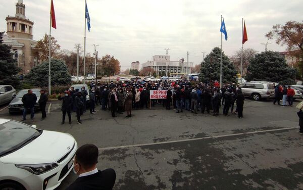 Большая часть митингующих — сотрудники Бишкексвета и Бишкектеплоэнерго - Sputnik Кыргызстан
